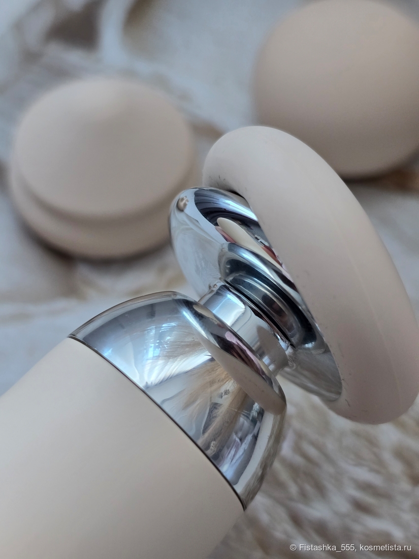 Здесь показывают, как легко надеть насадку на манипулу массажера