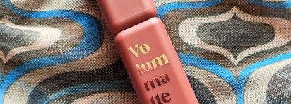 Вернём матовые губы в моду! Matte plumping lipstick от Vivienne sabo в оттенке 07