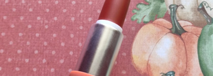 Губы цвета кленового листика: LAF Miss your kiss Lipstick в оттенке 09 и Lip pencil в оттенке 08