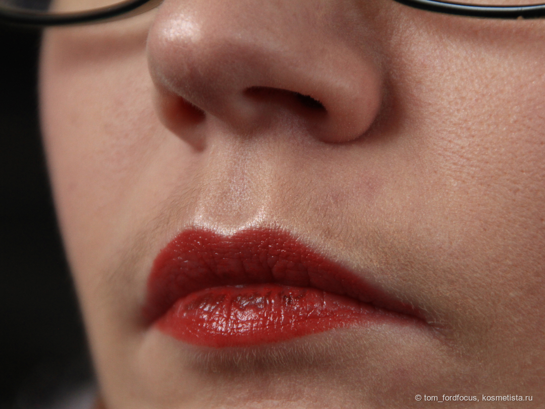 Макро, дневной свет. Хайлайтер на "галочке" губ