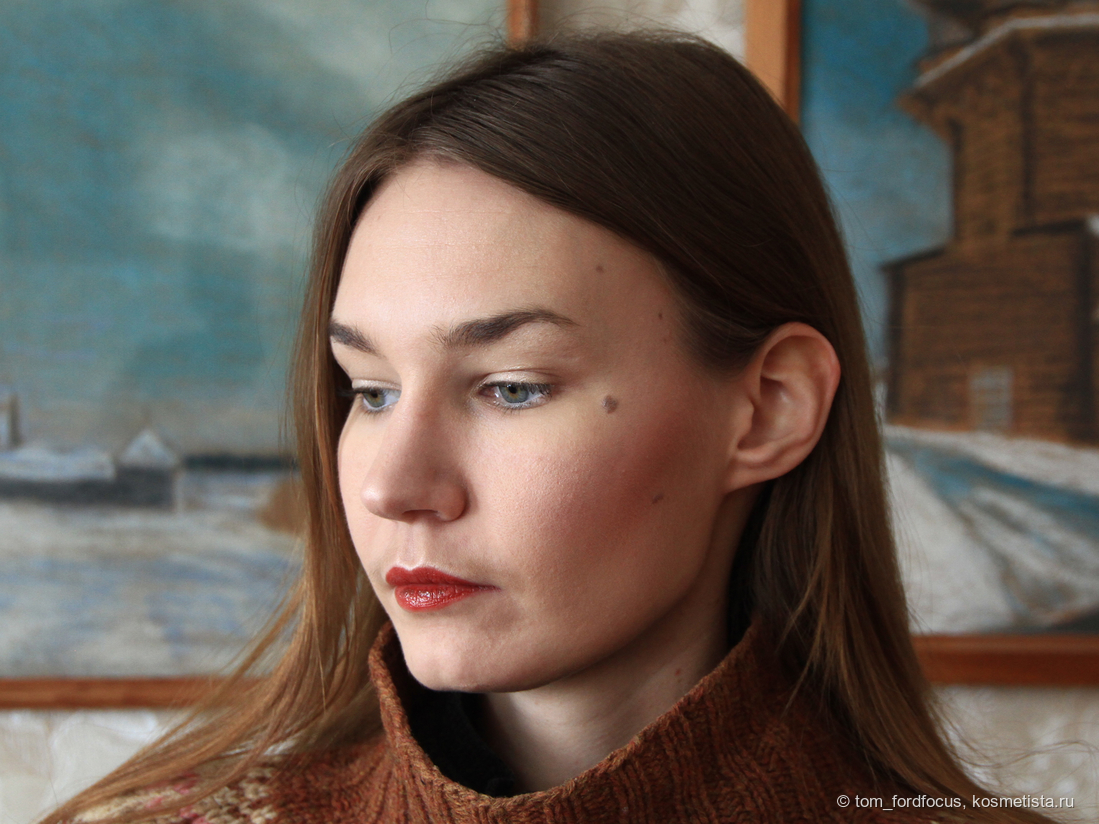 Полный образ, дневной свет. Лучше виден макияж глаз