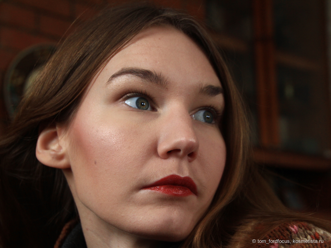 Полный образ, дневной свет. Сменила помаду, чтобы спрятать некрасивые пятна