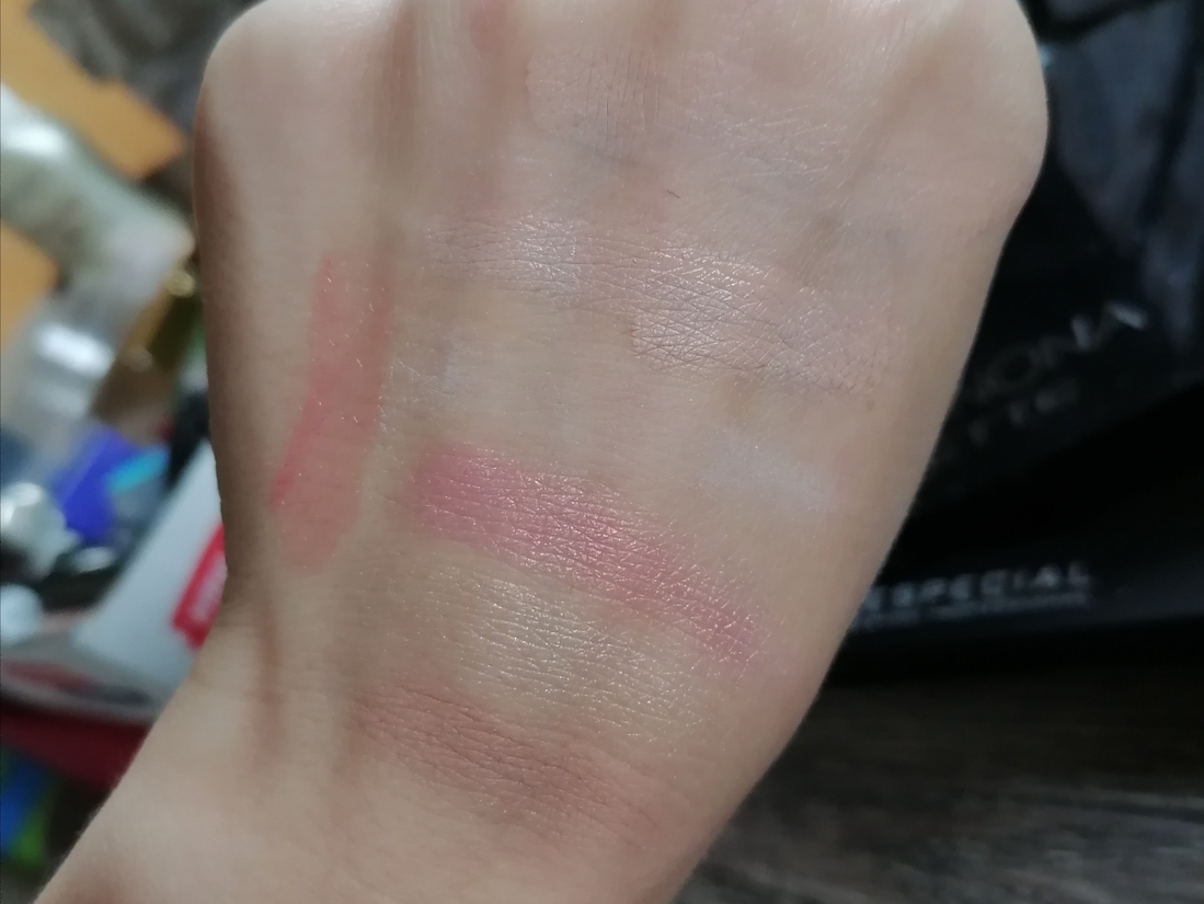 Макро, дневной свет. Сверху вниз: тон, консилер, пудра, румяна, хайлайтер, скульптор, слева - бальзам для губ