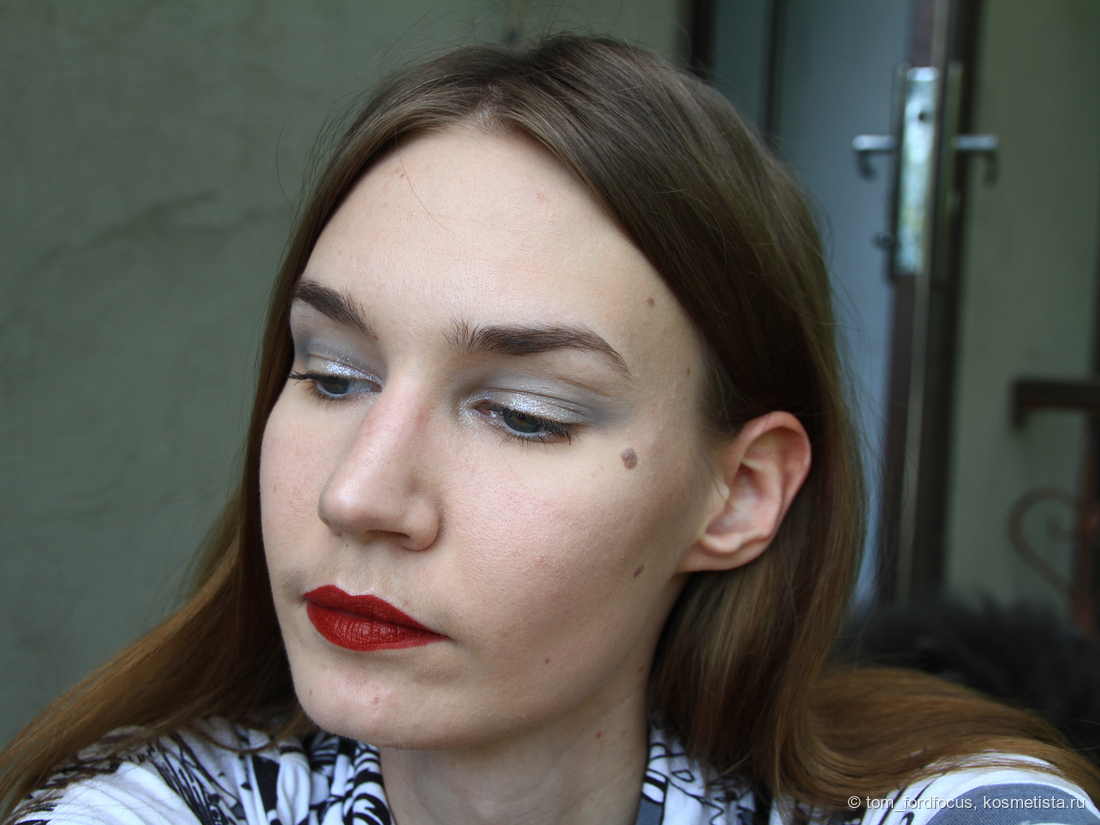 В полном образе. Выбрала эту фотографию чисто из-за смешной собачьей головы на заднем плане :)