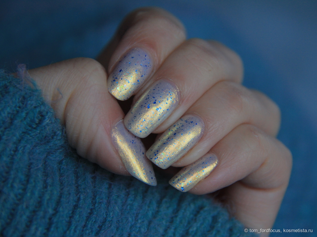 Свет от окна слегка синит, но сам лак в жизни именно такой