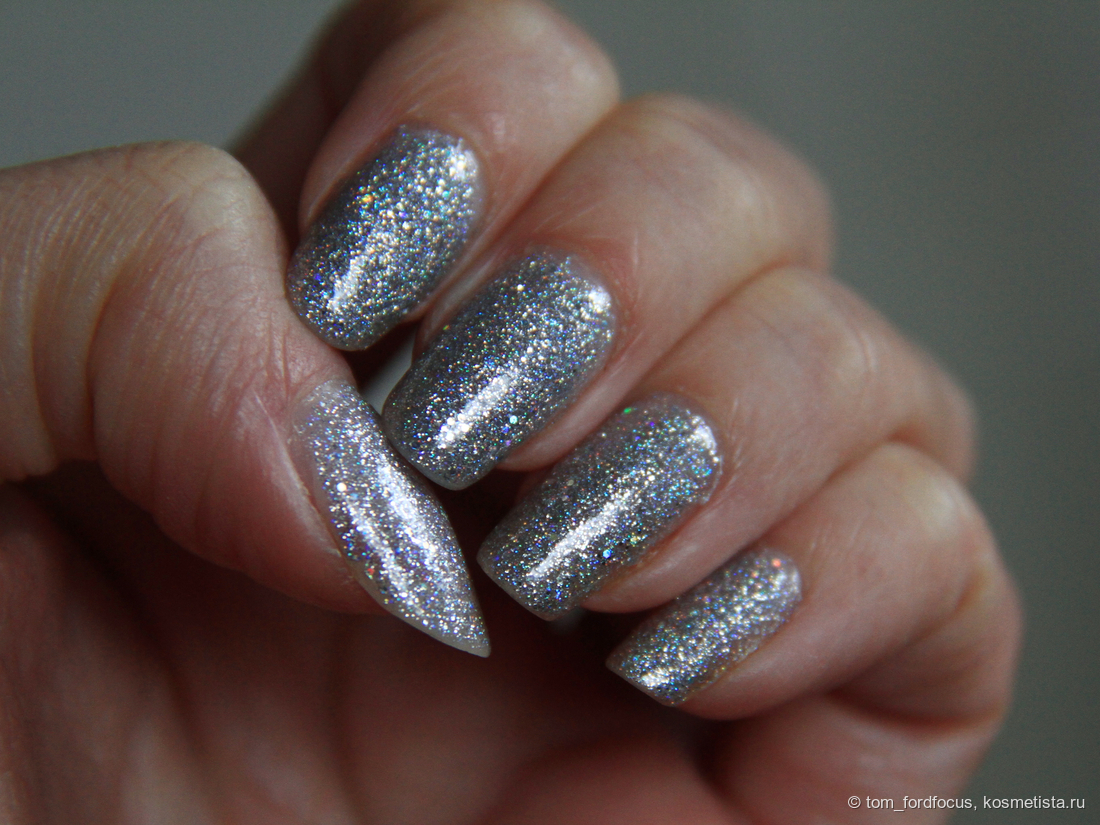 Макро, дневной свет. На всех последующих фото лак в 3 слоя плюс топ, если не подписано иного