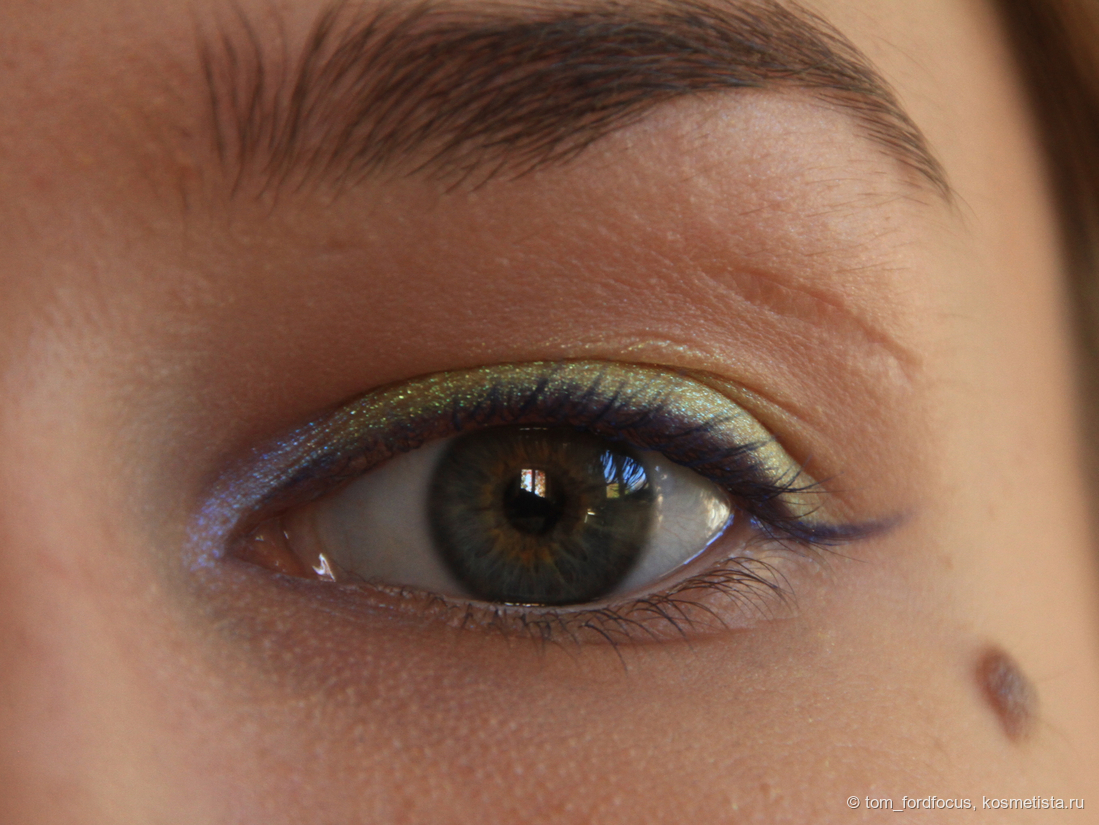 Макро, дневной свет. во внутреннем уголке даже чуть видно дуохромность в сиреневый