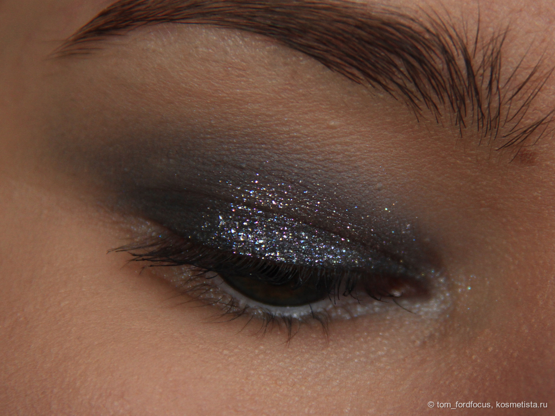 Макро, дневной свет. Superionic на подвижном веке на подложке из черного матового