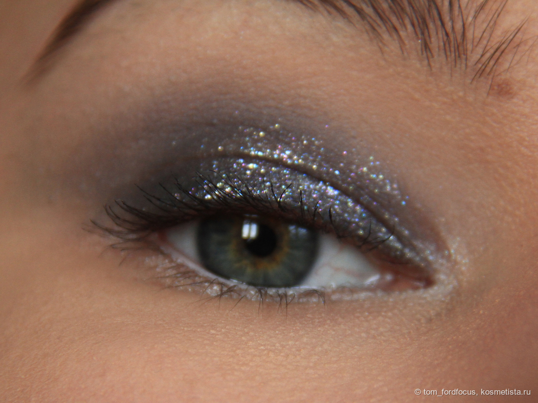 Макро, дневной свет. Superionic на подвижном веке на подложке из черного матового, расфокус - просто посмотрите на эти цветные блёстки
