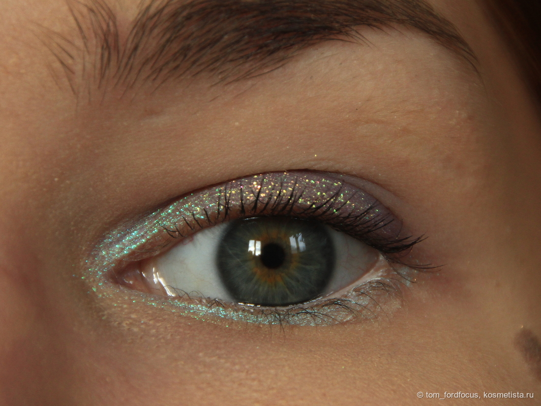 Макро, дневной свет. Леденящая субстанция во внутреннем уголке