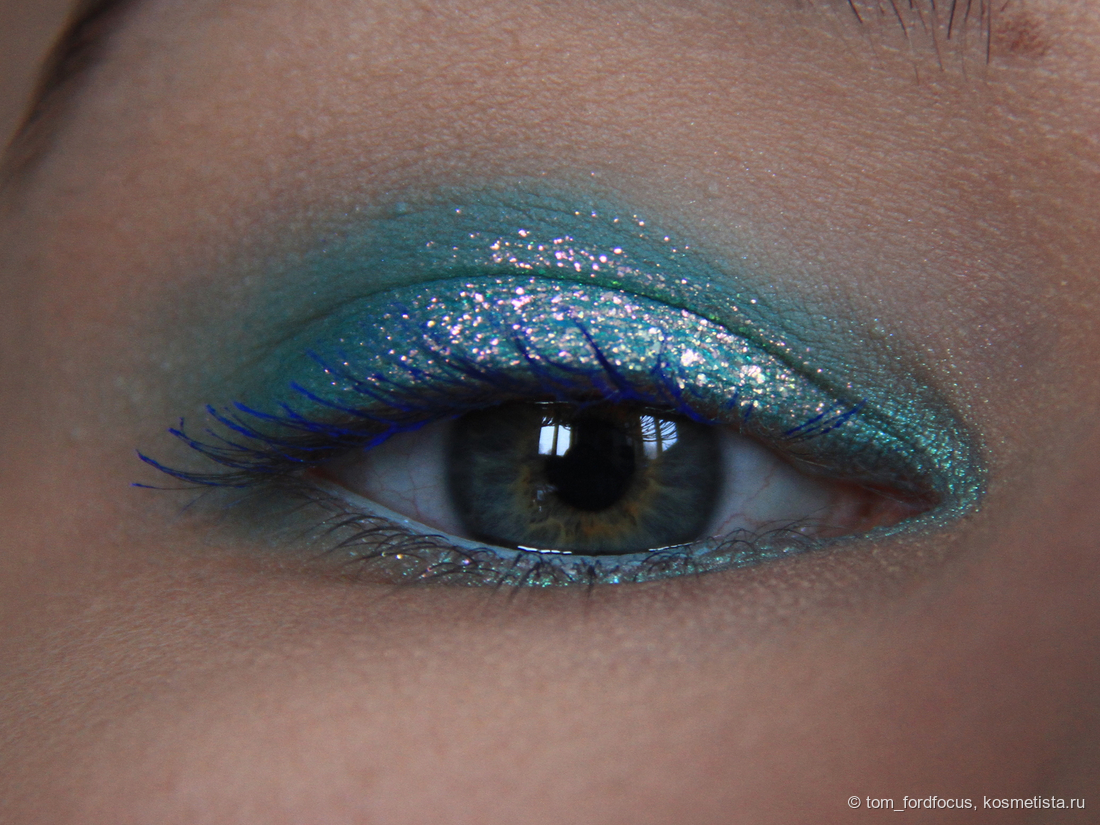 Макро, дневной свет. Оба матовых в тушевке и на подвижном веке, спаркл-мультихром на подвижном веке на подложке из матового, светлый сатин во внутреннем уголке