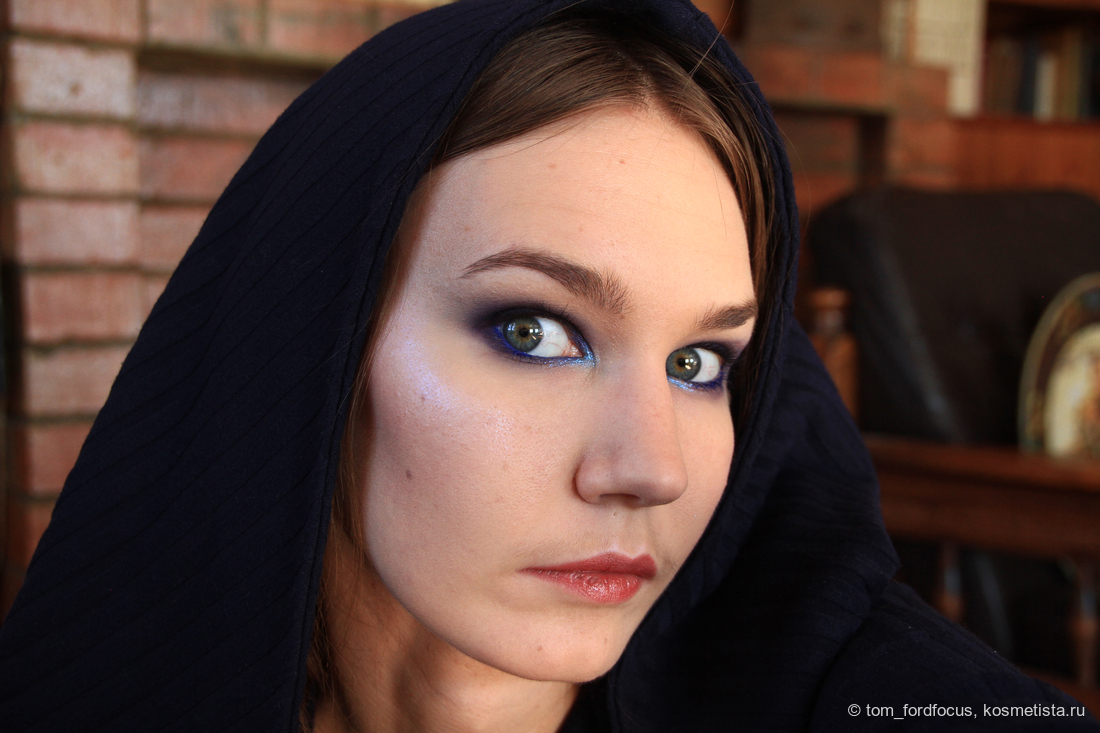 Полный образ, дневной свет. Матовые смоки из тёмного фиолетового 405MS без помощников, в уголке голубой 402LCH