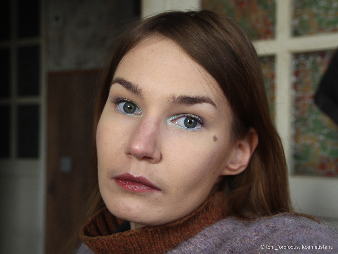 Макро, дневной свет. Леденящая субстанция во внутреннем уголке