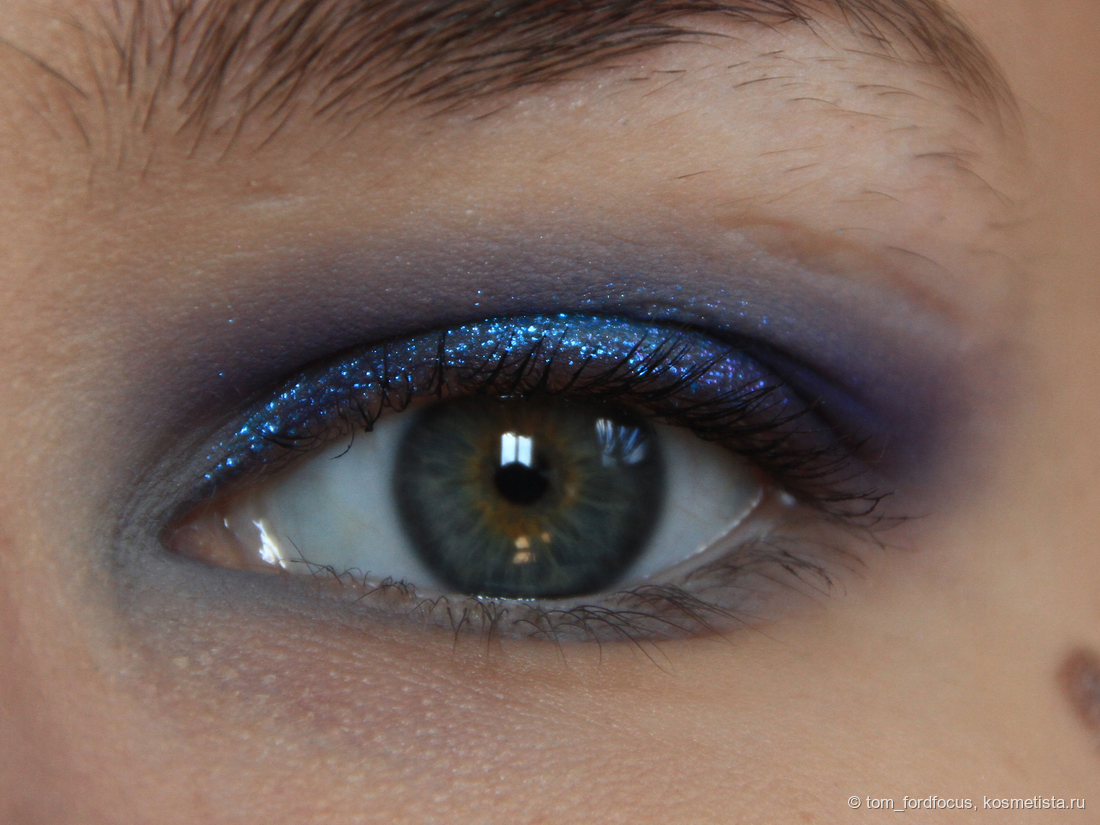 Макро, дневной свет. Оба тёмных матовых в складке, подтушеваны серо-бежевым, голубой 402LCH на подвижном веке поверх матового