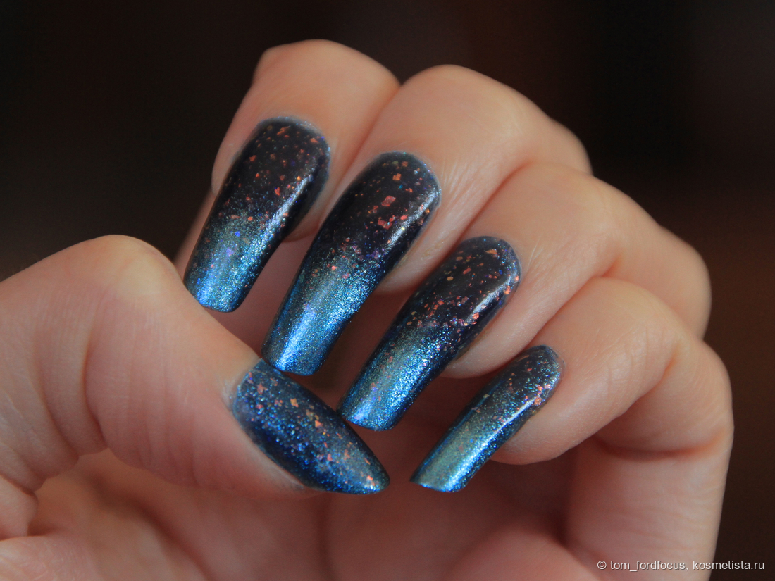 Макро, дневной свет. 3 слоя без топа. Можно обойтись и двумя плотными, но в два слоя лак куда менее тёмный и контрастный, чем в три