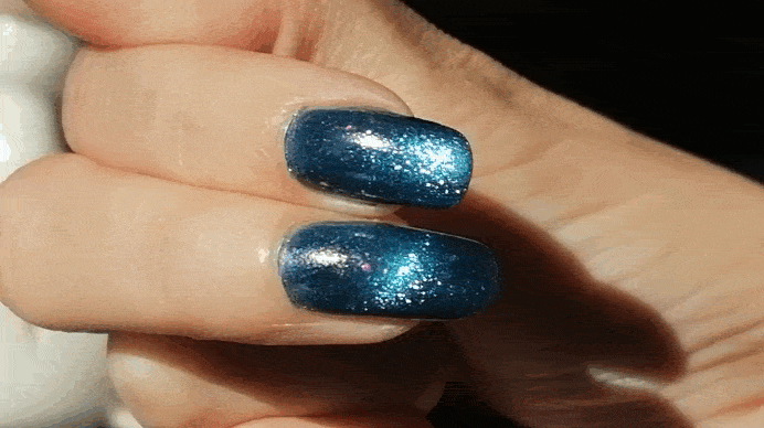 Разница бликов в движении: сверху градиент-фрэнч, снизу диагональный блик