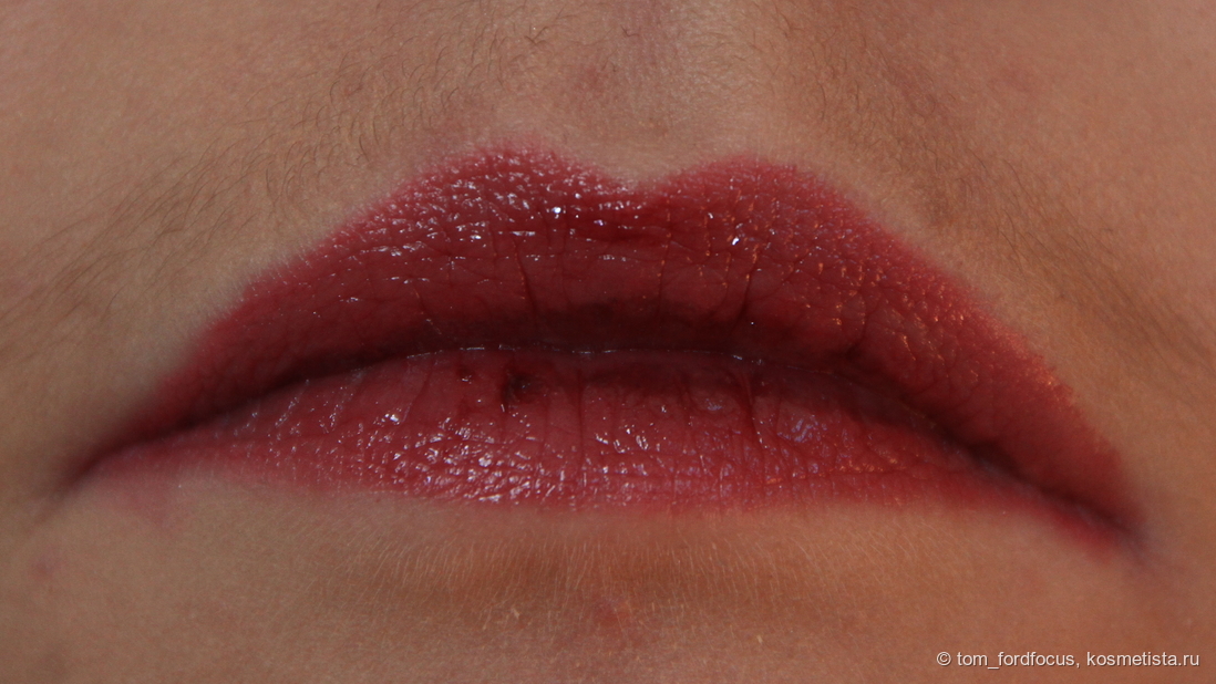 Макро, дневной свет. Тёмные пятна ближе к слизистой - те самые окрашенные участки