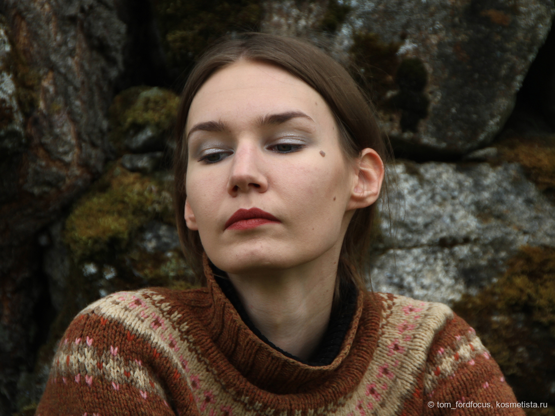 Полный образ, дневной свет. При другом освещении цвет помады слегка меняется