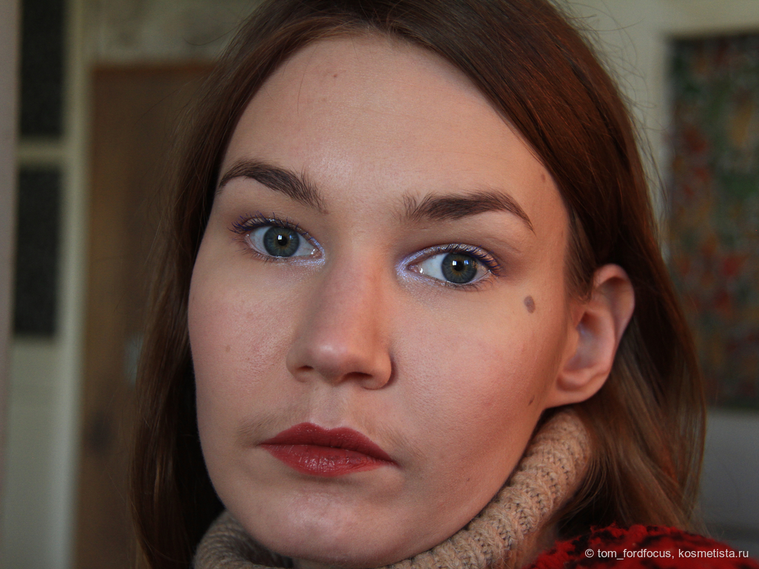 Полный образ, дневной свет. На губах... угадали