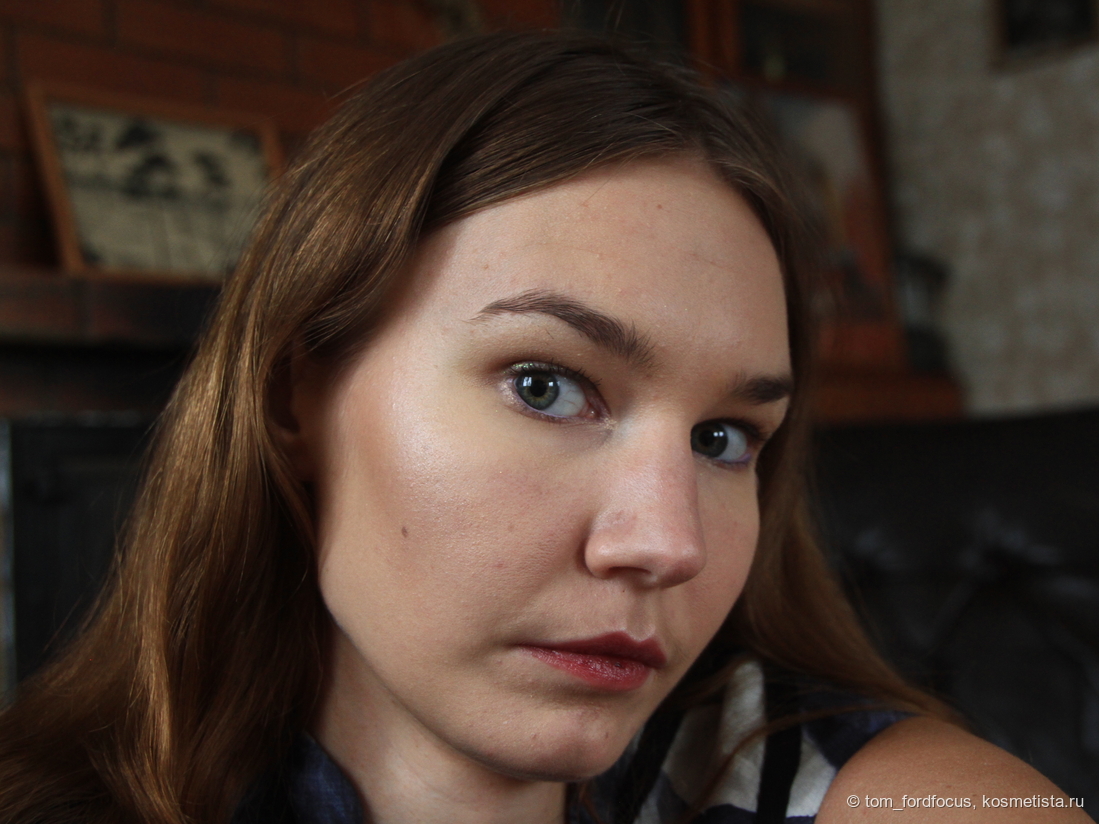 Полный образ, дневной свет. Тонкий слой на губах поздоровее