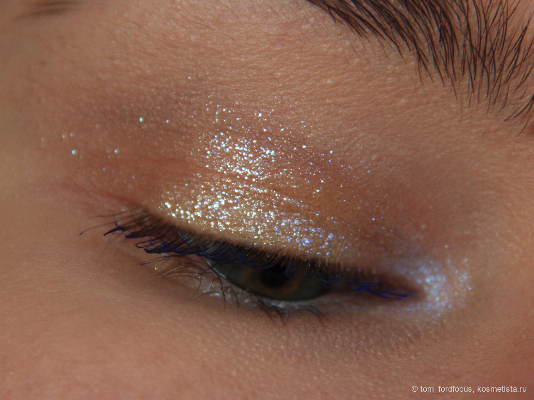Макро, дневной свет. Можно заметить, что голубые блёстки имеют разный оттенок