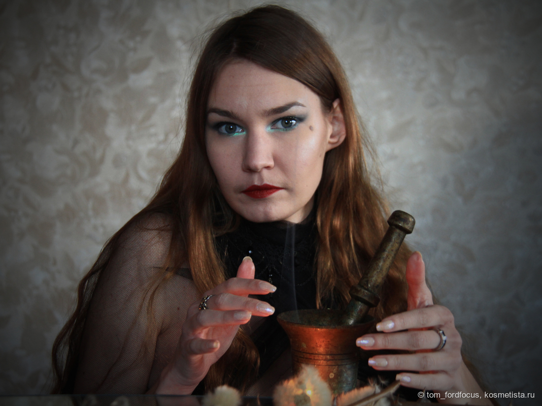 Полный образ, дневной свет. На скулах наконец проявилось потусторонее свечение