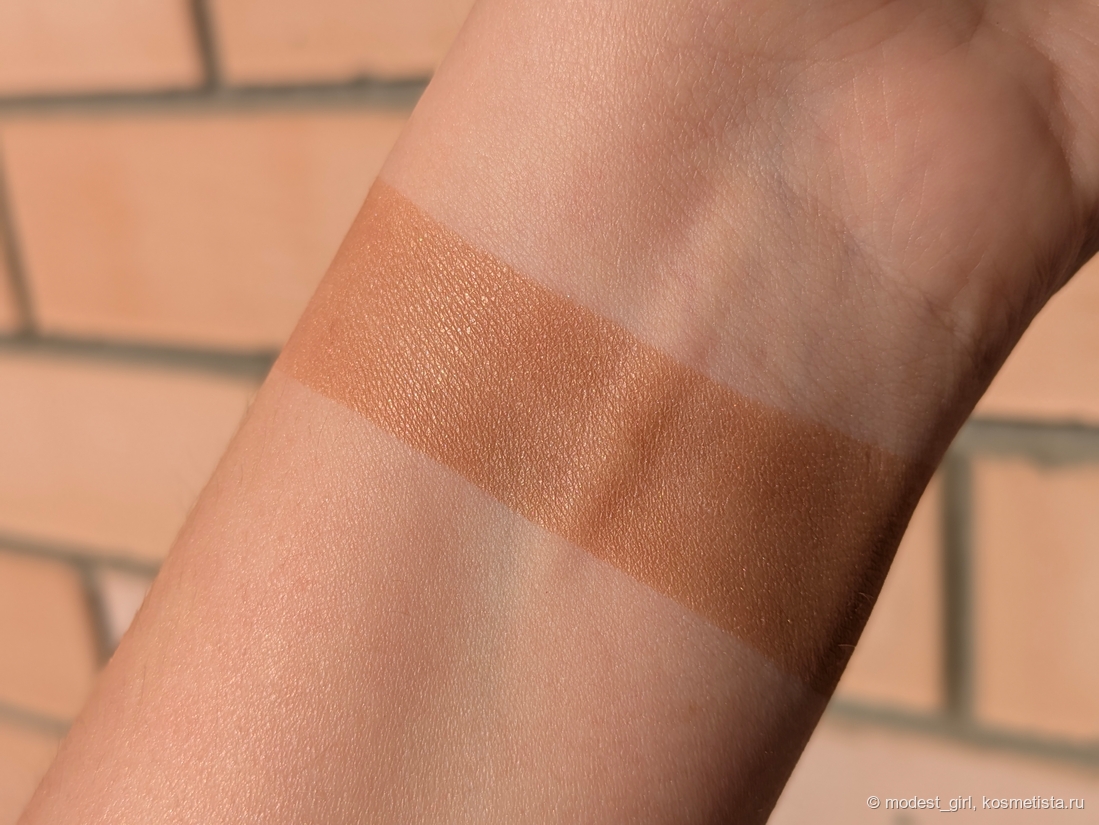 Бронзирующая пудра от Nars Bronzing Powder в оттенке Laguna 02 (свотч - на улице под прямыми солнечными лучами)