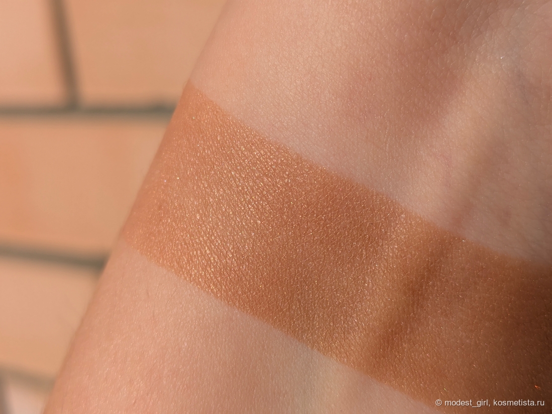 Бронзирующая пудра от Nars Bronzing Powder в оттенке Laguna 02 (свотч - на улице под прямыми солнечными лучами)