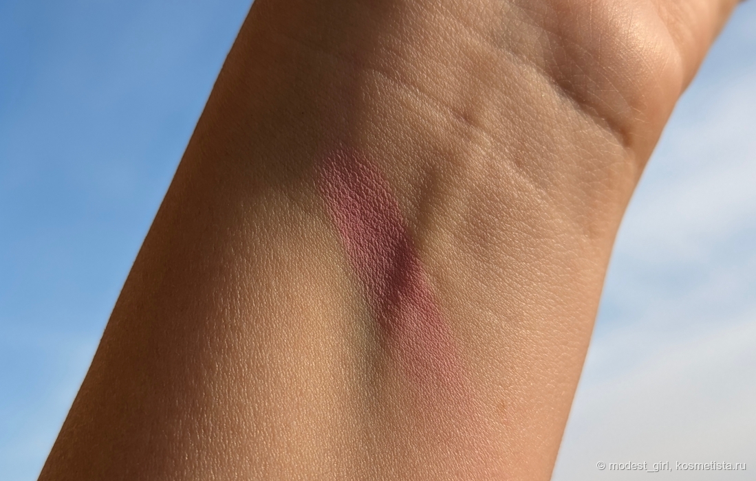 Румяна от Bobbi Brown Blush в оттенке Pale Pink (свотч на улице)