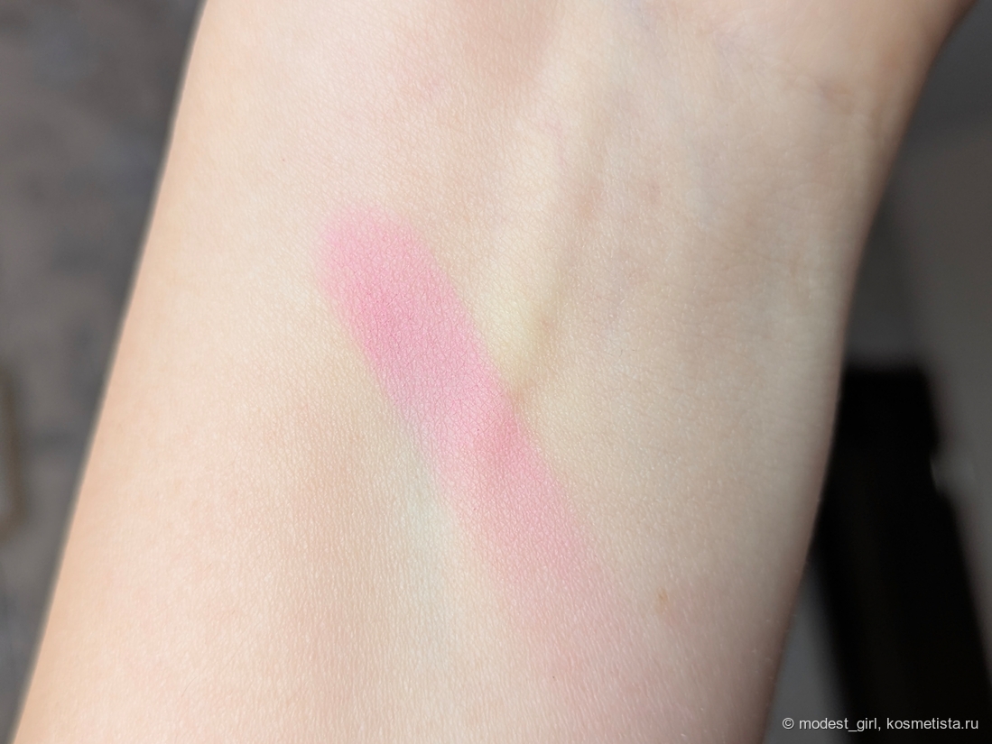 Румяна от Bobbi Brown Blush в оттенке Pale Pink (свотч в комнате при дневном освещении)