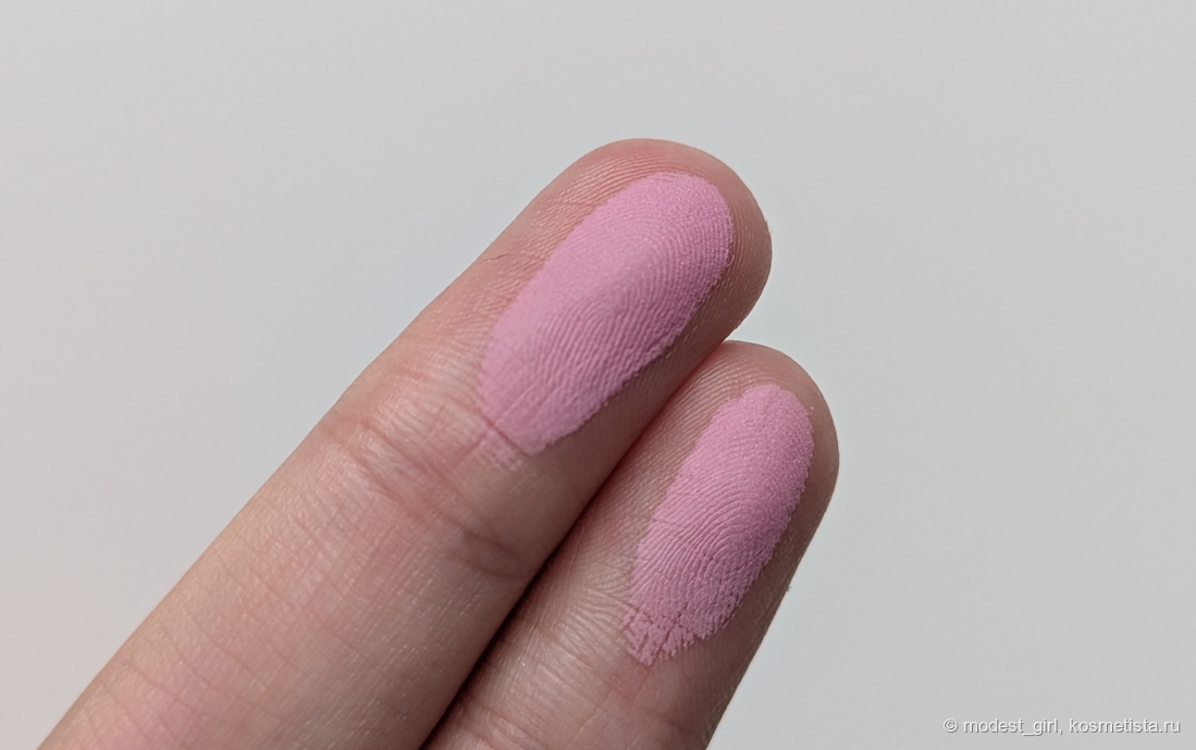Румяна от Bobbi Brown Blush в оттенке Pale Pink (свотч в комнате)