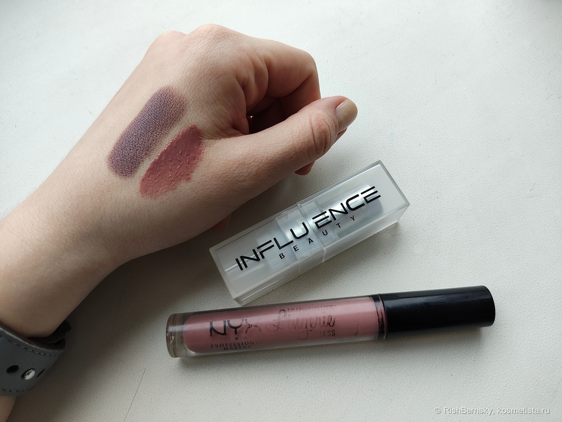 Для сравнения - с хорошо знакомым всем откровенно холодным оттенком NYX Lip Lingerie Lip Gloss 07 Honeymoon. Вот так понятнее, насколько это странный оттенок.