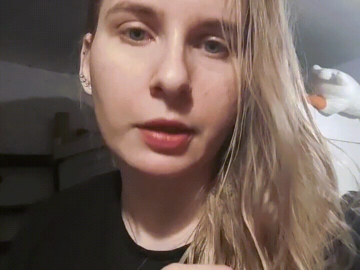 Это я в панике с намазанными маслом "соплями" ссохшихся волос показываю Лене, что случилось.