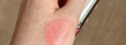 Один из самых комфортных блесков для губ Armani Prisma Glass в оттенке 02 Candy Halo