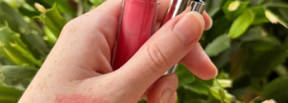 Один из самых комфортных блесков для губ Armani Prisma Glass в оттенке 02 Candy Halo