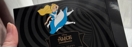 Лимитированная палетка теней Bobbi Brown Alice in Wonderland eye shadow palette