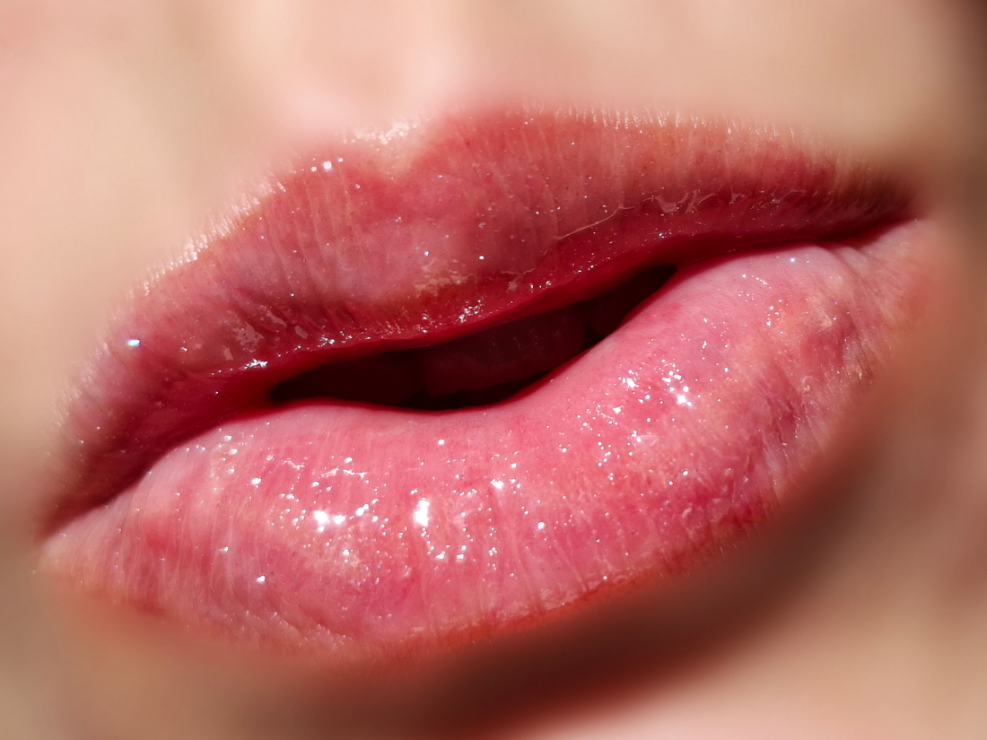 сияние Kamali Lip Plump Balm на солнышке