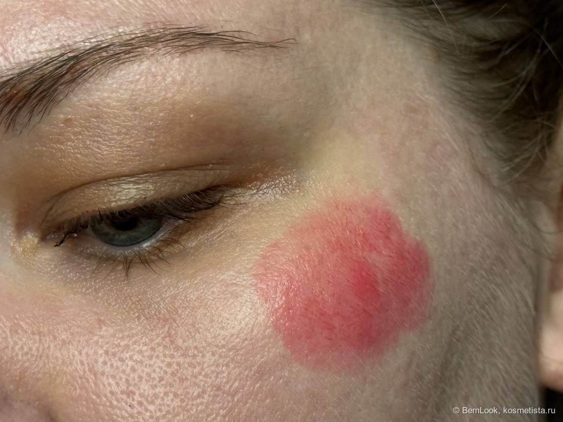 Жидкие румяна House of Hur Moist Ampoule Blusher в оттенке 02 Deep Plum на лице
