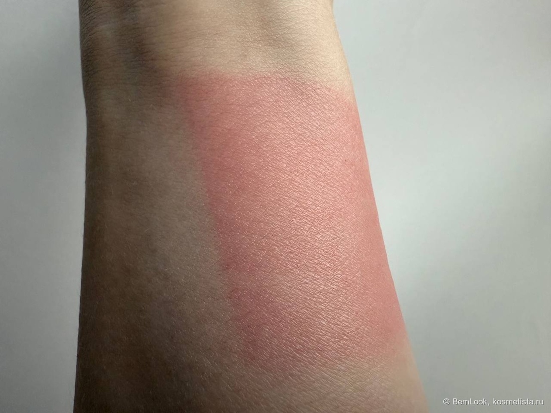 Растушеванные румяна на руке House of Hur Moist Ampoule Blusher в оттенке 02 Deep Plum