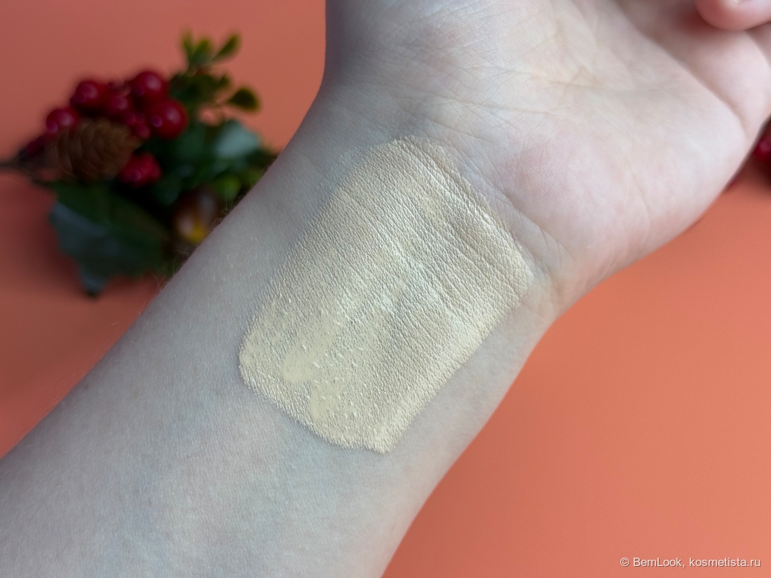 Свотчи Vivienne Sabo Surrealist в оттенке 01 на руке