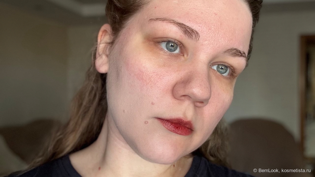 Vivienne Sabo Surrealist в оттенке 01 нанесен на половину щеки