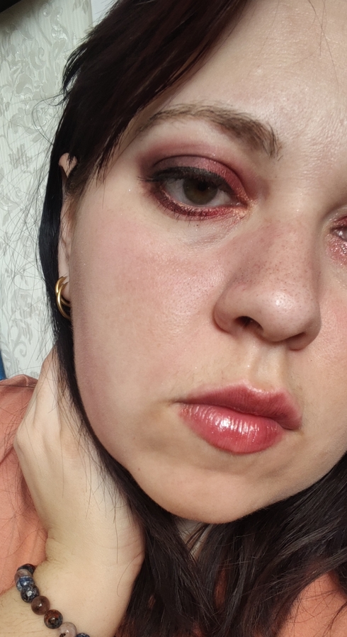 Добавила чуть-чуть сатиновых теней на блеск для губ для цвета, а на щеках попытка растушевать осыпавшиеся тени в румяна)