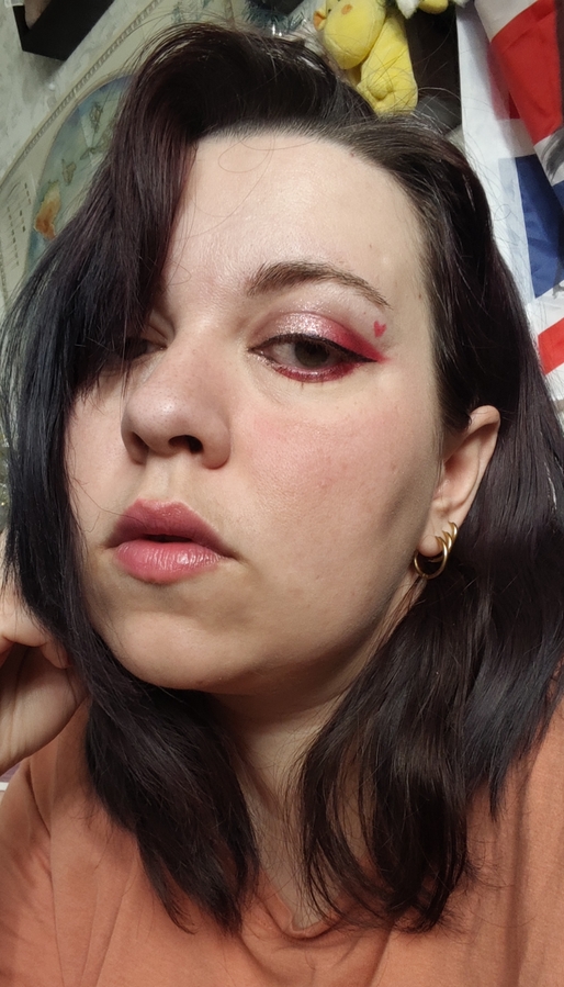 Здесь румяна уже отдельные, тени только на глазах)