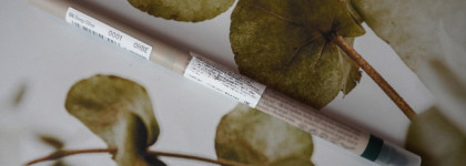 Matcha Week: идеальный оливковый оттенок в карандаше Essence Satin Blend 06 Deep Olive