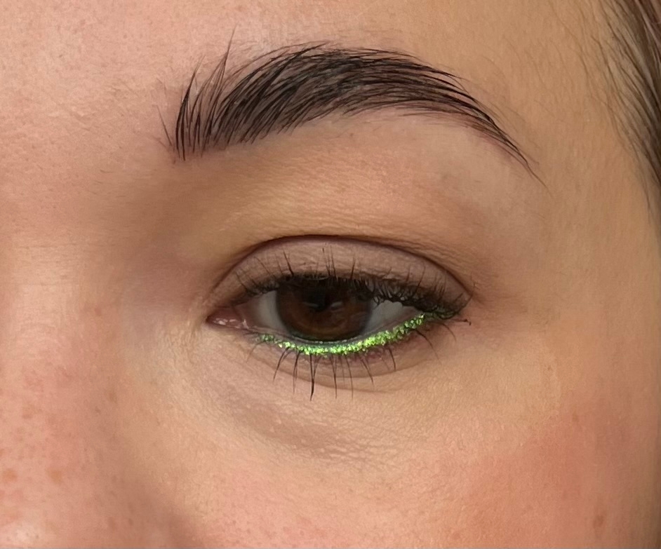 Оттенок 02 Neo Green естественное освещение