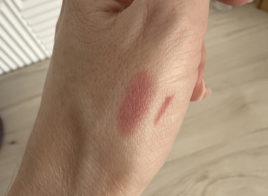 В один нежный тонкий слой + компаньон в виде контурн. карандаша Pillow Talk Fair от Charlotte Tilbury