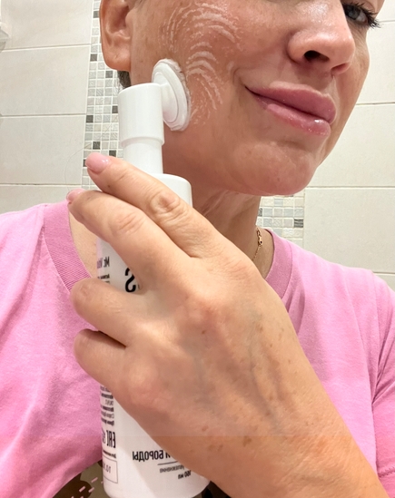 Очень люблю эти "щеточки" на умывашках. Быстрое нанесение, удобно распределять средство + массаж