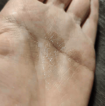 На ладони gif (искусственный свет)