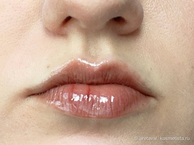 На губах с трещинами, естественный свет