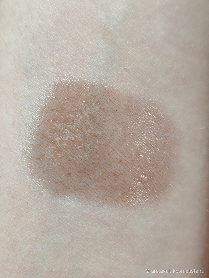 На руке, искусственный свет